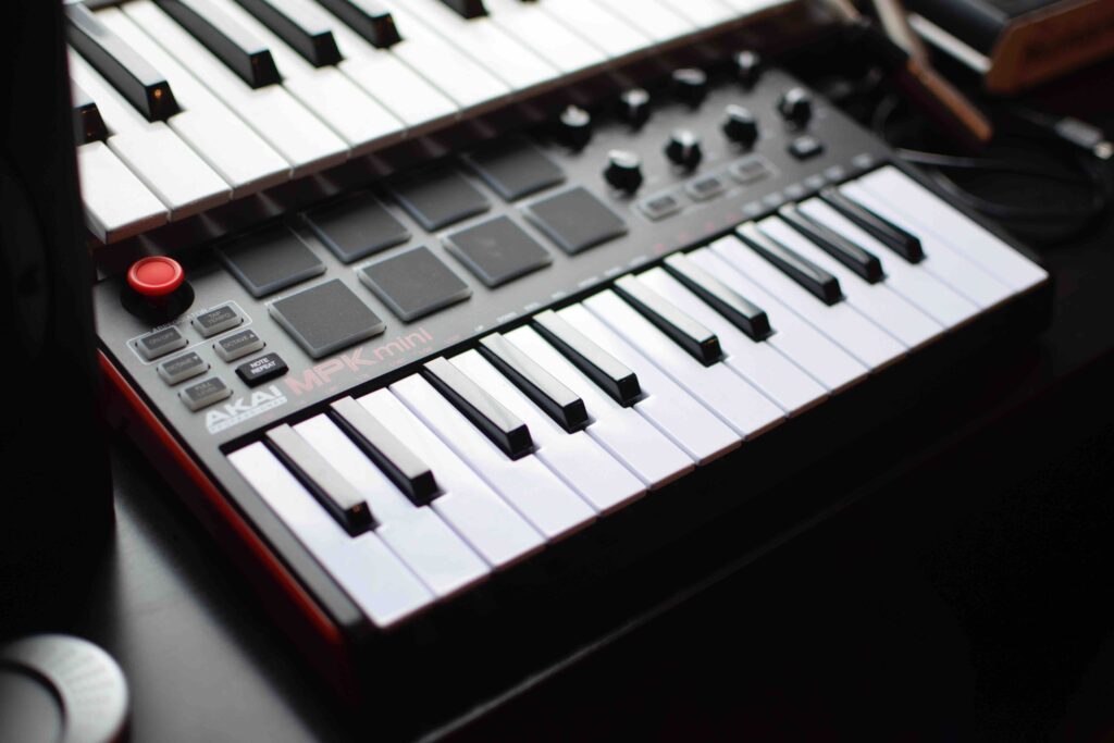 Akai MPK Mini vs Novation Launchkey Mini