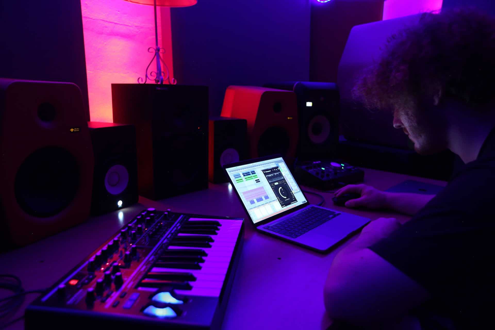 Revolusi Suara: Menjelajahi Lanskap Teknologi Produksi Musik Modern
